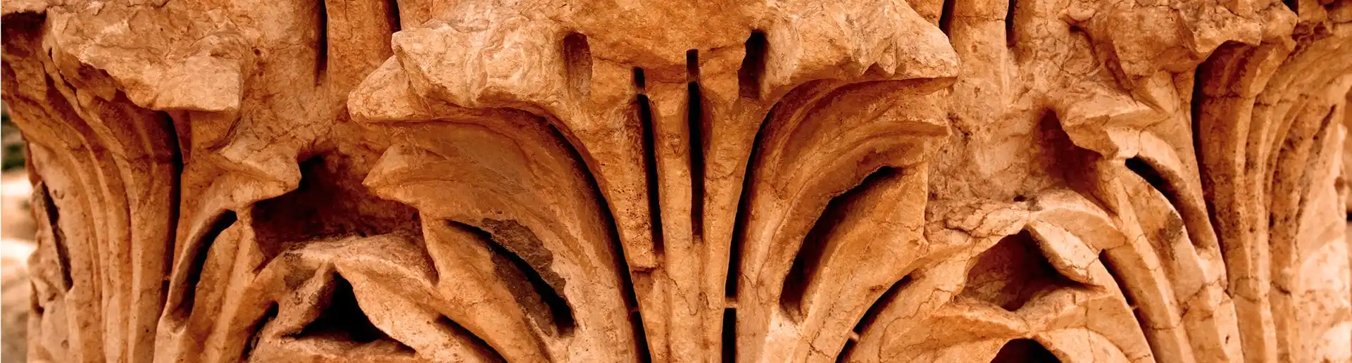 Capitel de hoja de acanto tallado en piedra de un sitio arqueológico antiguo