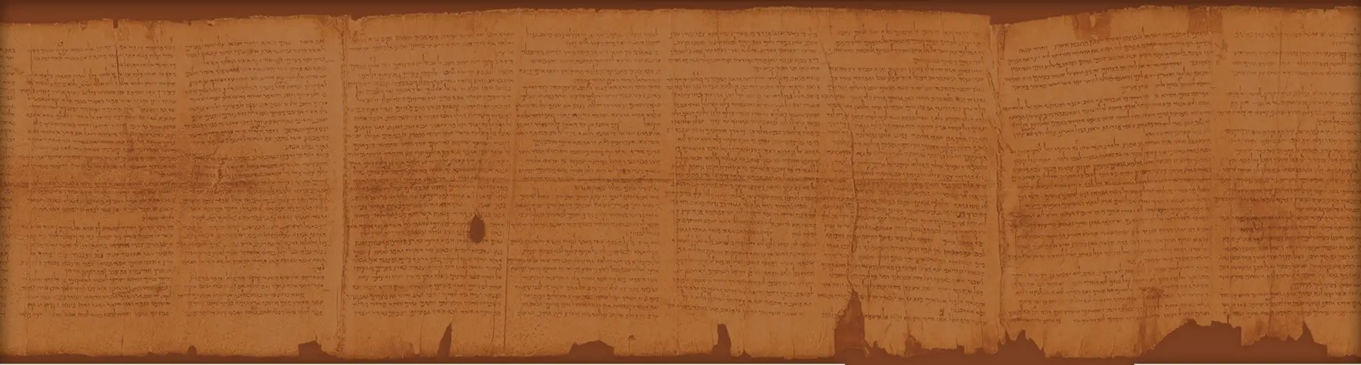 Manuscrito hebreo antiguo en pergamino envejecido, estilo Rollos del Mar Muerto