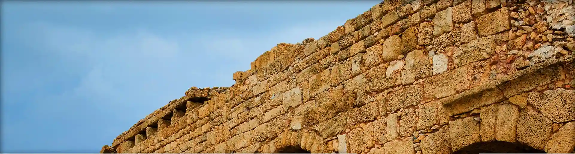Ruinen eines antiken Steinaquädukts unter blauem Himmel in Israel