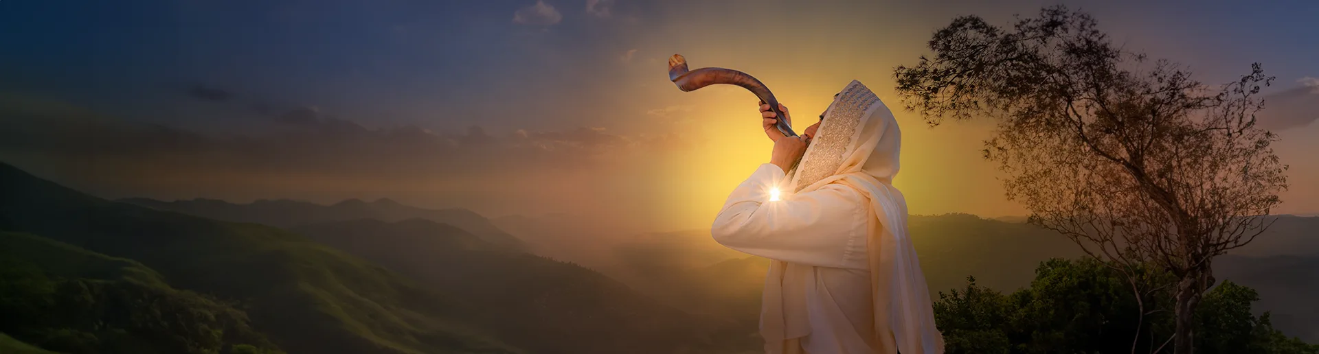 Hombre tocando un shofar en la cima de una montaña al atardecer